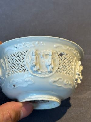 A pair of rare Chinese reticulated white-glazed biscuit 'Eight Immortals and Shoulao' bowls, Wanli — foto 11