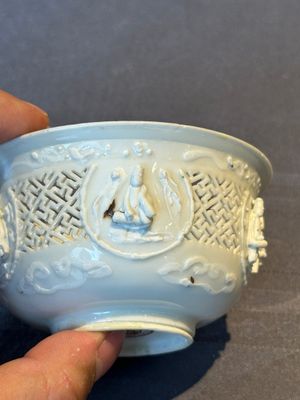 A pair of rare Chinese reticulated white-glazed biscuit 'Eight Immortals and Shoulao' bowls, Wanli — foto 12