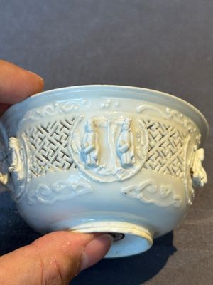 A pair of rare Chinese reticulated white-glazed biscuit 'Eight Immortals and Shoulao' bowls, Wanli — foto 13