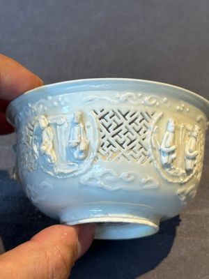 A pair of rare Chinese reticulated white-glazed biscuit 'Eight Immortals and Shoulao' bowls, Wanli — foto 14