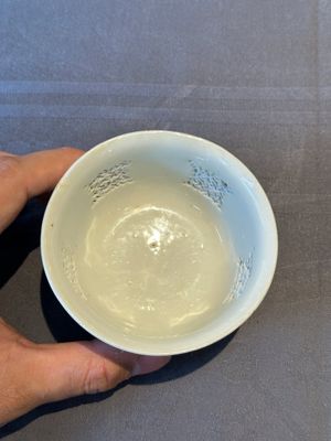 A pair of rare Chinese reticulated white-glazed biscuit 'Eight Immortals and Shoulao' bowls, Wanli — foto 15