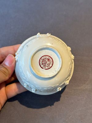 A pair of rare Chinese reticulated white-glazed biscuit 'Eight Immortals and Shoulao' bowls, Wanli — foto 16