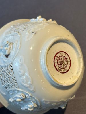 A pair of rare Chinese reticulated white-glazed biscuit 'Eight Immortals and Shoulao' bowls, Wanli — foto 17