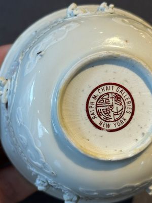 A pair of rare Chinese reticulated white-glazed biscuit 'Eight Immortals and Shoulao' bowls, Wanli — foto 19