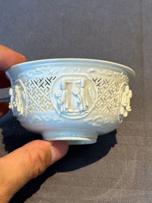 A pair of rare Chinese reticulated white-glazed biscuit 'Eight Immortals and Shoulao' bowls, Wanli — foto 20