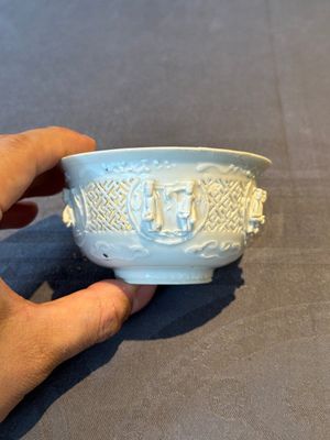 A pair of rare Chinese reticulated white-glazed biscuit 'Eight Immortals and Shoulao' bowls, Wanli — foto 2