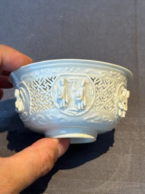 A pair of rare Chinese reticulated white-glazed biscuit 'Eight Immortals and Shoulao' bowls, Wanli — foto 21
