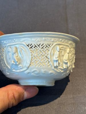 A pair of rare Chinese reticulated white-glazed biscuit 'Eight Immortals and Shoulao' bowls, Wanli — foto 22