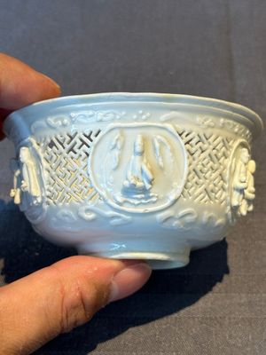 A pair of rare Chinese reticulated white-glazed biscuit 'Eight Immortals and Shoulao' bowls, Wanli — foto 23