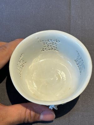 A pair of rare Chinese reticulated white-glazed biscuit 'Eight Immortals and Shoulao' bowls, Wanli — foto 24