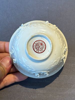 A pair of rare Chinese reticulated white-glazed biscuit 'Eight Immortals and Shoulao' bowls, Wanli — foto 25