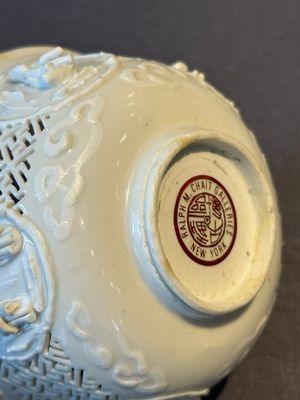 A pair of rare Chinese reticulated white-glazed biscuit 'Eight Immortals and Shoulao' bowls, Wanli — foto 26