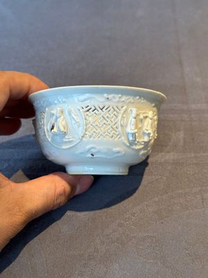 A pair of rare Chinese reticulated white-glazed biscuit 'Eight Immortals and Shoulao' bowls, Wanli — foto 3