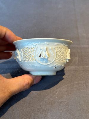 A pair of rare Chinese reticulated white-glazed biscuit 'Eight Immortals and Shoulao' bowls, Wanli — foto 4