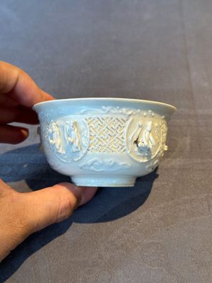 A pair of rare Chinese reticulated white-glazed biscuit 'Eight Immortals and Shoulao' bowls, Wanli — foto 5