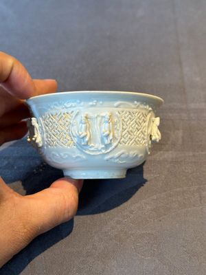A pair of rare Chinese reticulated white-glazed biscuit 'Eight Immortals and Shoulao' bowls, Wanli — foto 6
