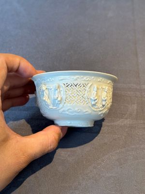 A pair of rare Chinese reticulated white-glazed biscuit 'Eight Immortals and Shoulao' bowls, Wanli — foto 7