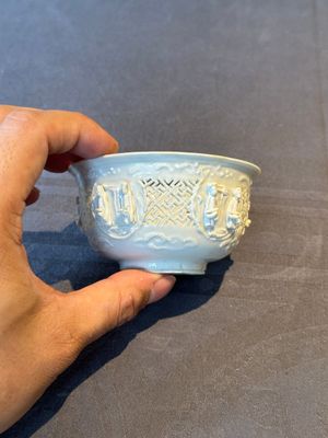 A pair of rare Chinese reticulated white-glazed biscuit 'Eight Immortals and Shoulao' bowls, Wanli — foto 9