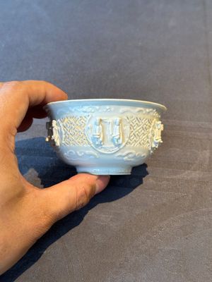 A pair of rare Chinese reticulated white-glazed biscuit 'Eight Immortals and Shoulao' bowls, Wanli — foto 10