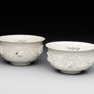 A pair of rare Chinese reticulated white-glazed biscuit 'Eight Immortals and Shoulao' bowls, Wanli — foto 1
