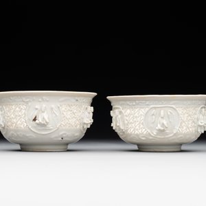 A pair of rare Chinese reticulated white-glazed biscuit 'Eight Immortals and Shoulao' bowls, Wanli — foto 2