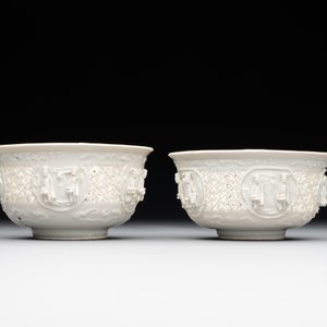 A pair of rare Chinese reticulated white-glazed biscuit 'Eight Immortals and Shoulao' bowls, Wanli — foto 3