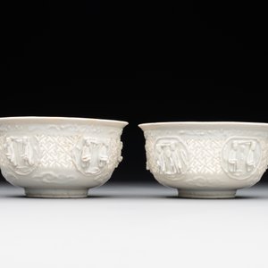 A pair of rare Chinese reticulated white-glazed biscuit 'Eight Immortals and Shoulao' bowls, Wanli — foto 4