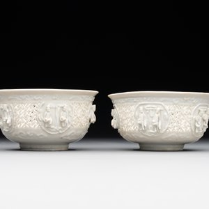 A pair of rare Chinese reticulated white-glazed biscuit 'Eight Immortals and Shoulao' bowls, Wanli — foto 5