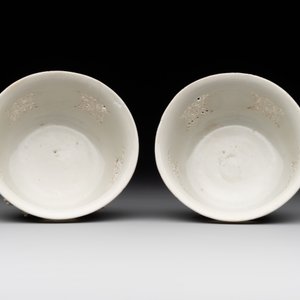 A pair of rare Chinese reticulated white-glazed biscuit 'Eight Immortals and Shoulao' bowls, Wanli — foto 6