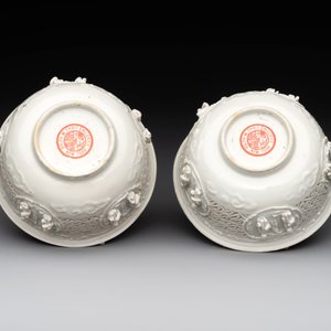 A pair of rare Chinese reticulated white-glazed biscuit 'Eight Immortals and Shoulao' bowls, Wanli — foto 7