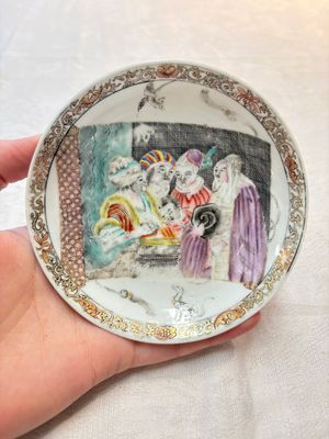 A pair of rare Chinese rose-grisaille cups and saucers after 'Actors of the Comédie-Française' by Watteau, Yongzheng/Qianlong — photo 1