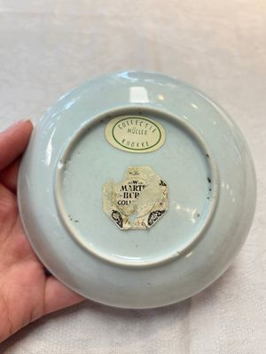 A pair of rare Chinese rose-grisaille cups and saucers after 'Actors of the Comédie-Française' by Watteau, Yongzheng/Qianlong — photo 11