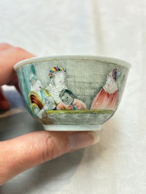 A pair of rare Chinese rose-grisaille cups and saucers after 'Actors of the Comédie-Française' by Watteau, Yongzheng/Qianlong — photo 13