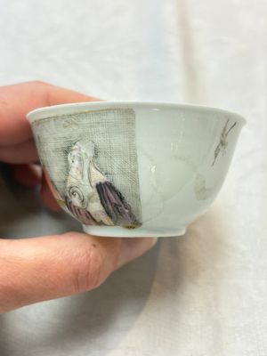 A pair of rare Chinese rose-grisaille cups and saucers after 'Actors of the Comédie-Française' by Watteau, Yongzheng/Qianlong — photo 14