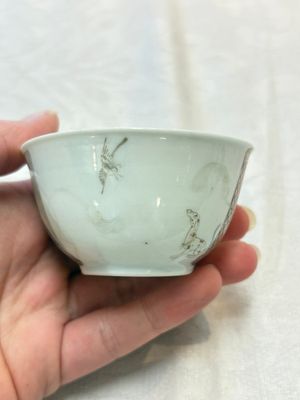 A pair of rare Chinese rose-grisaille cups and saucers after 'Actors of the Comédie-Française' by Watteau, Yongzheng/Qianlong — photo 15
