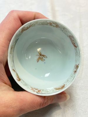 A pair of rare Chinese rose-grisaille cups and saucers after 'Actors of the Comédie-Française' by Watteau, Yongzheng/Qianlong — photo 16