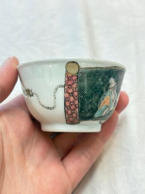 A pair of rare Chinese rose-grisaille cups and saucers after 'Actors of the Comédie-Française' by Watteau, Yongzheng/Qianlong — photo 18