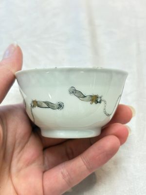 A pair of rare Chinese rose-grisaille cups and saucers after 'Actors of the Comédie-Française' by Watteau, Yongzheng/Qianlong — photo 21