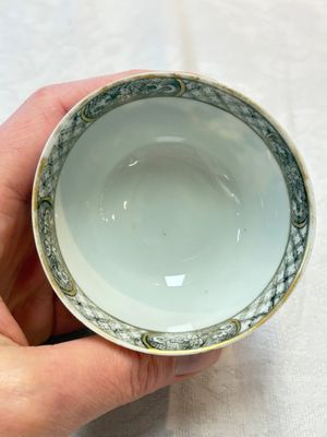 A pair of rare Chinese rose-grisaille cups and saucers after 'Actors of the Comédie-Française' by Watteau, Yongzheng/Qianlong — photo 22