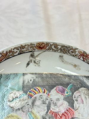 A pair of rare Chinese rose-grisaille cups and saucers after 'Actors of the Comédie-Française' by Watteau, Yongzheng/Qianlong — photo 4