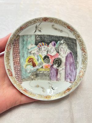 A pair of rare Chinese rose-grisaille cups and saucers after 'Actors of the Comédie-Française' by Watteau, Yongzheng/Qianlong — photo 7