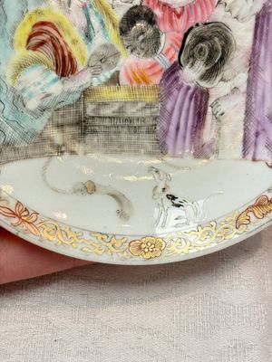 A pair of rare Chinese rose-grisaille cups and saucers after 'Actors of the Comédie-Française' by Watteau, Yongzheng/Qianlong — photo 9