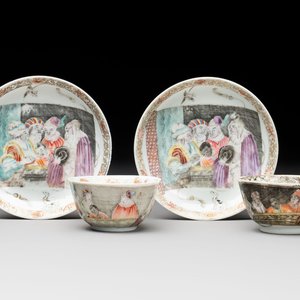 A pair of rare Chinese rose-grisaille cups and saucers after 'Actors of the Comédie-Française' by Watteau, Yongzheng/Qianlong — photo 1