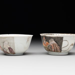 A pair of rare Chinese rose-grisaille cups and saucers after 'Actors of the Comédie-Française' by Watteau, Yongzheng/Qianlong — photo 4