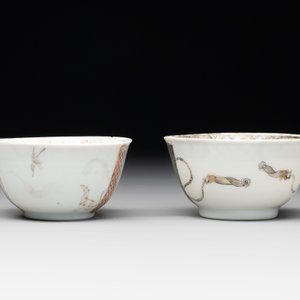 A pair of rare Chinese rose-grisaille cups and saucers after 'Actors of the Comédie-Française' by Watteau, Yongzheng/Qianlong — photo 6