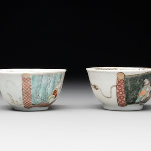 A pair of rare Chinese rose-grisaille cups and saucers after 'Actors of the Comédie-Française' by Watteau, Yongzheng/Qianlong — photo 7