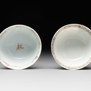 A pair of rare Chinese rose-grisaille cups and saucers after 'Actors of the Comédie-Française' by Watteau, Yongzheng/Qianlong — photo 8