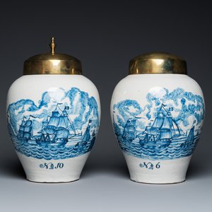 A pair of rare Dutch Delft blue and white 'maritime subject' tobacco jars with brass covers, 18th C. — 照片 1