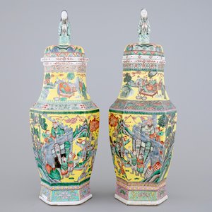 A pair of rare hexagonal Chinese famille jaune porcelain vases with figural covers, 19th C. — photo 1