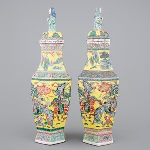 A pair of rare hexagonal Chinese famille jaune porcelain vases with figural covers, 19th C. — photo 2